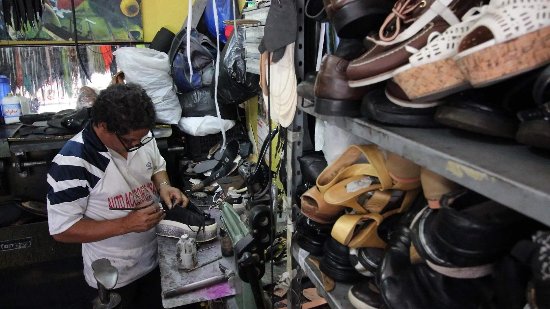 foco FOTOREPORTAJE, RENOVADORA DE CALZADO- MLM (2)